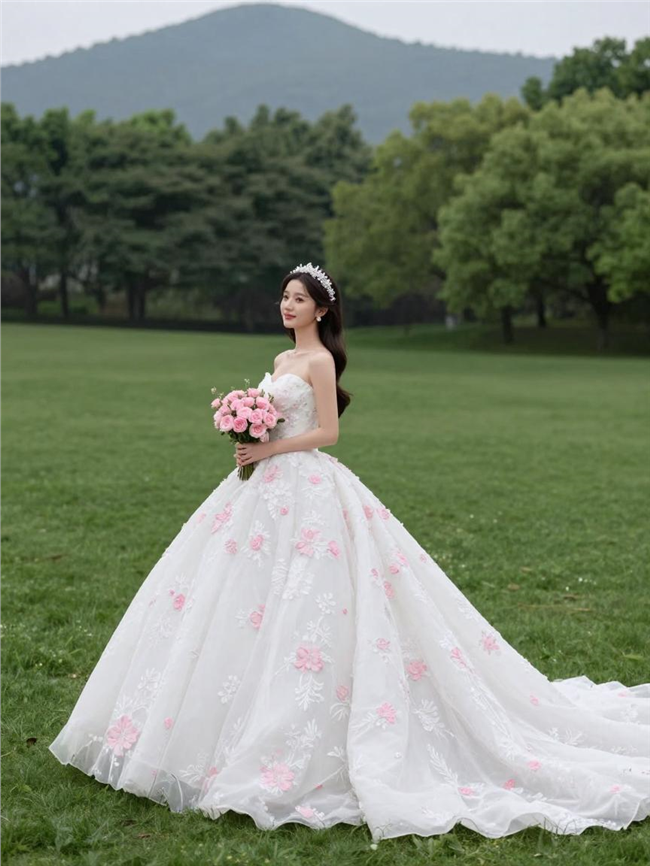 户外草地手捧花新娘美女婚纱摄影图片