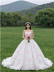粉色花纹白色拖尾婚纱美女图片