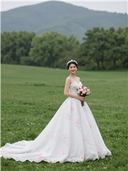 白色拖尾婚纱美女草地写真图片