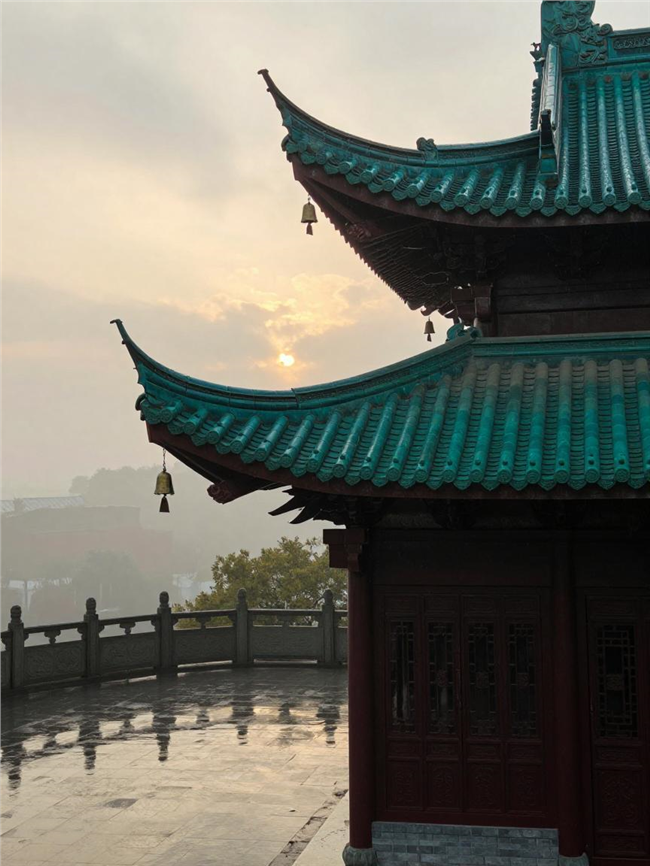 江南古寺青瓦飞檐建筑摄影图片