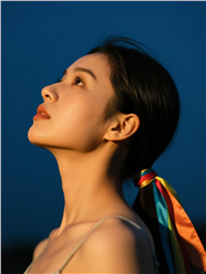 抬头凝望天空的侧颜美女图片