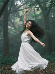 树林翩翩起舞的美女图片