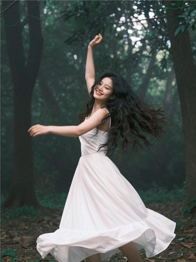 胶片质感树林优雅舞蹈的美女图片