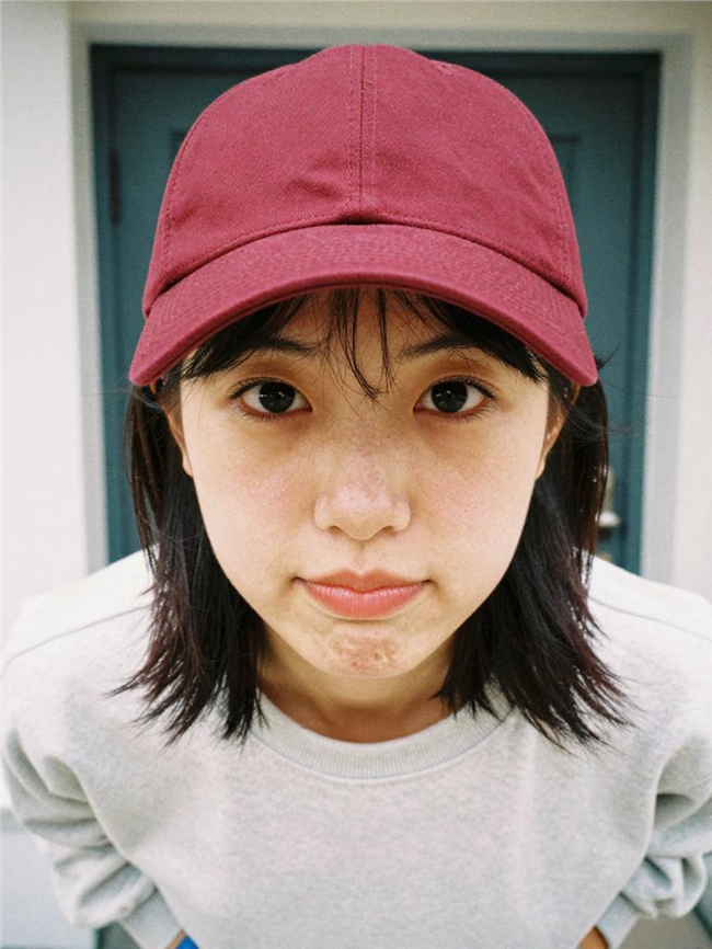 戴着酒红色鸭舌帽的女孩图片