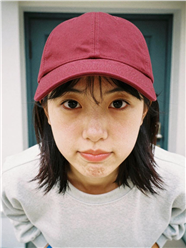 戴着酒红色鸭舌帽的女孩图片