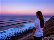 黄昏站在海边看海的少女图片