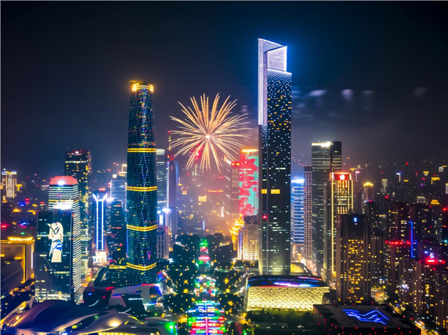 城市摩天顶楼烟花夜景图片