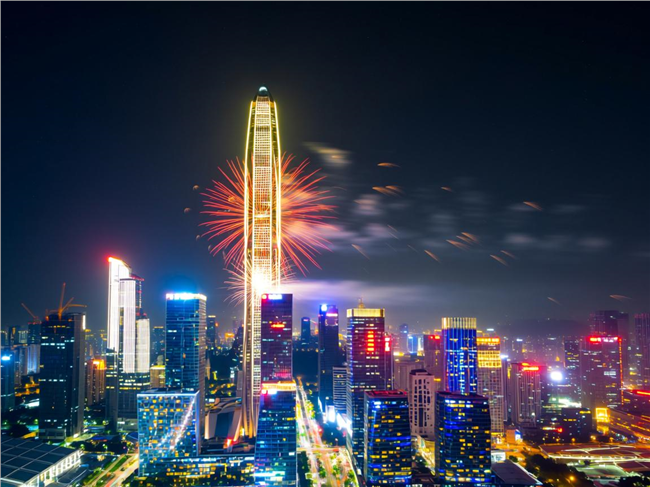 城市夜空烟花璀璨绽放图片