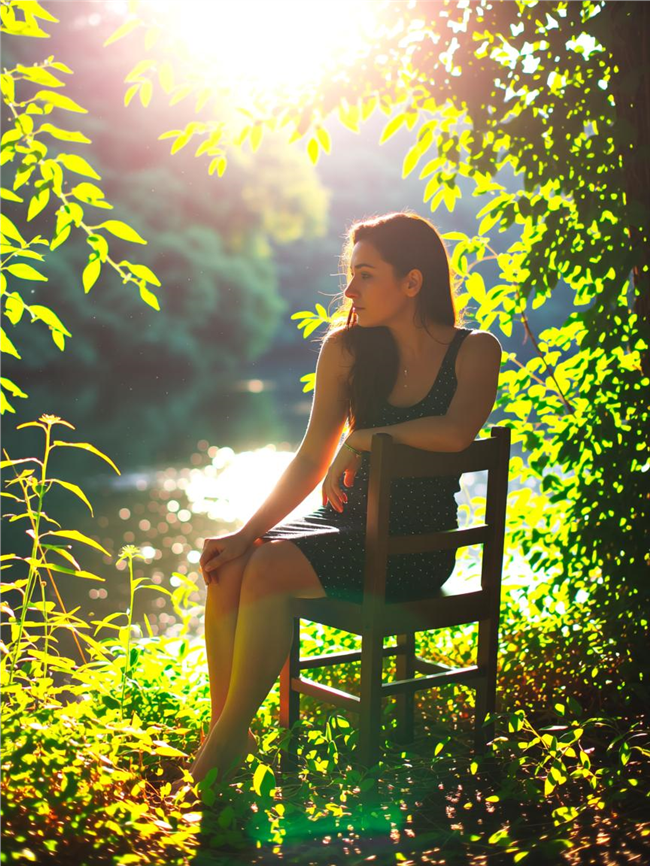 户外电影胶片质感美女人像摄影图片