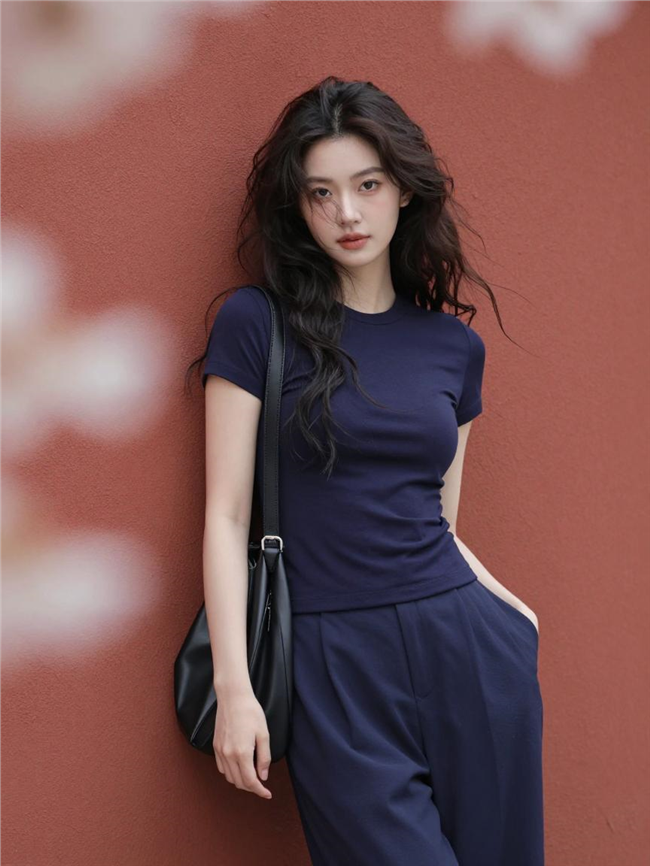 藏蓝色休闲装长卷发美女摄影图片