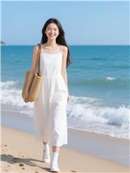 白色长款连衣裙美女海边漫步图片
