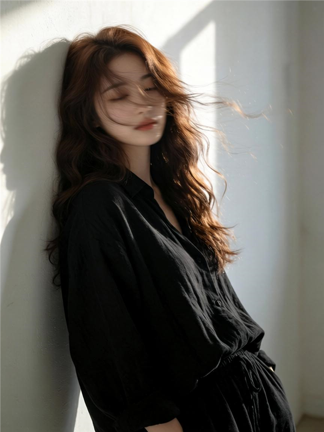 茶色长发大波浪美女氛围感图片