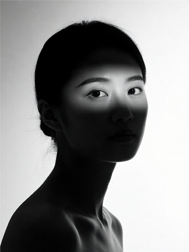 黑白风格女性艺术肖像写真图片
