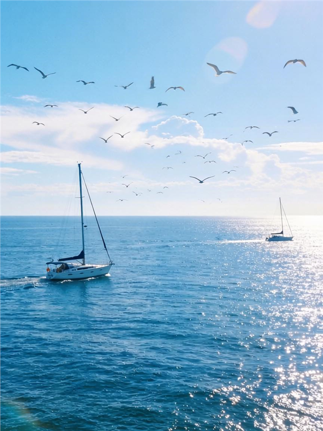 蓝色大海天空帆船摄影图片