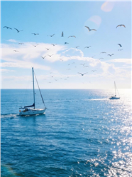 蓝色大海天空帆船摄影图片