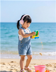 海边沙滩玩耍的小女孩图片