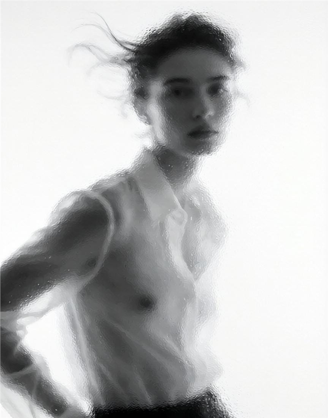 毛玻璃感欧美美女写真图片