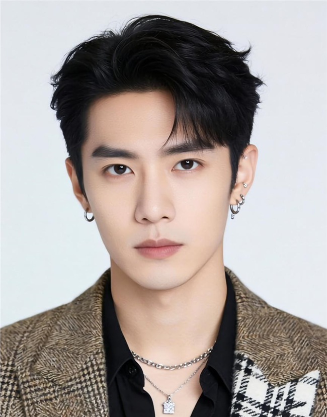 戴着耳钉的帅气男人图片
