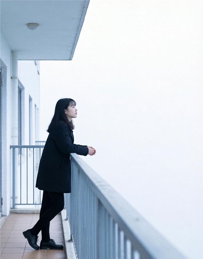 阳台倚栏眺望的美女图片