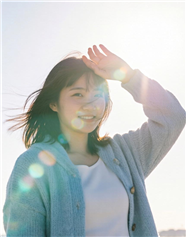 美女随性抬手挡阳光抓拍图片