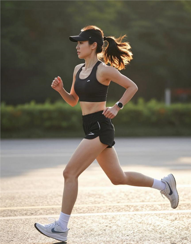户外运动健身跑步美女摄影图片