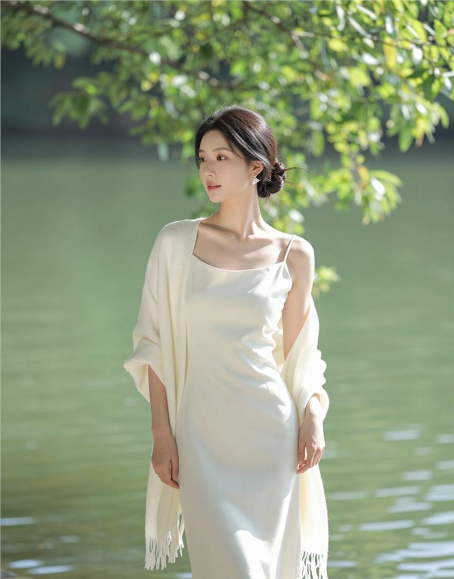 河边米白色连衣裙美女性感图片