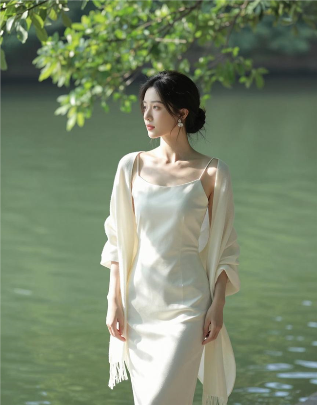 湖畔优雅气质性感美女图片