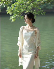 湖畔优雅气质性感美女图片
