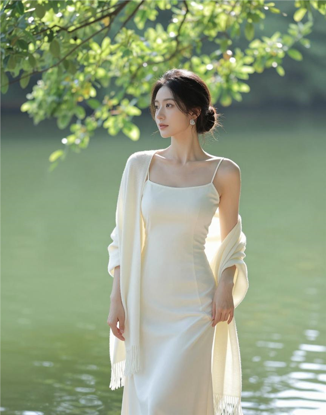湖畔米色披肩连衣裙美女写真图片