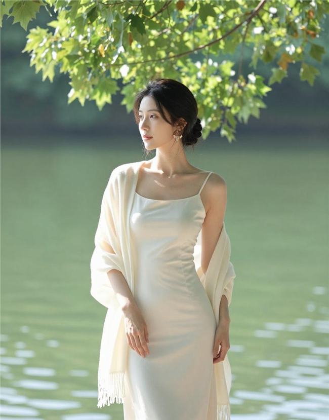 春日湖畔气质型美女写真图片