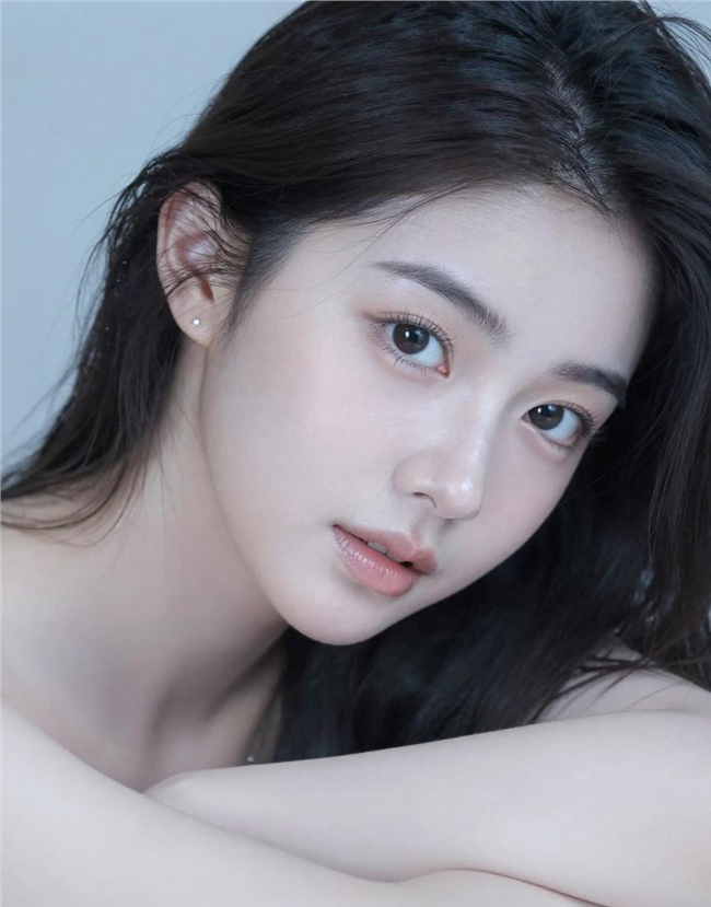 瓷感白肌肤美女人像艺术摄影图片