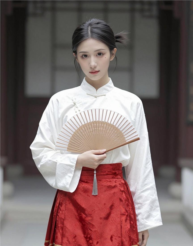 白色中式上衣红色马面裙美女写真图片