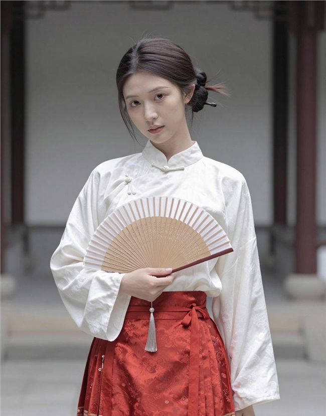 白色中式上衣红色马面裙古典美女图片