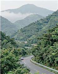 层层叠叠的山峰高速公路图片