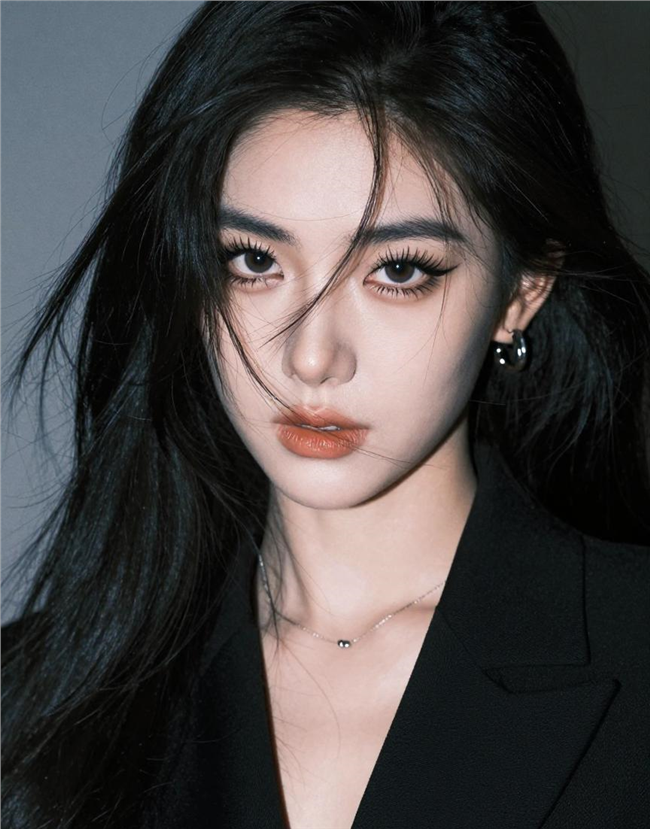 黑色长发韩系御姐美女写真图片