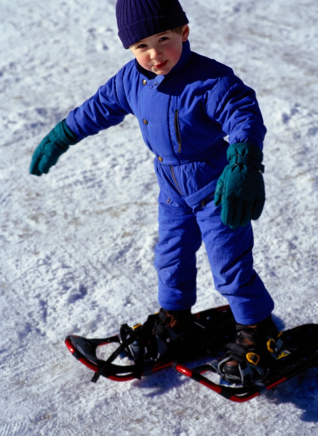 小男孩滑雪图片下载