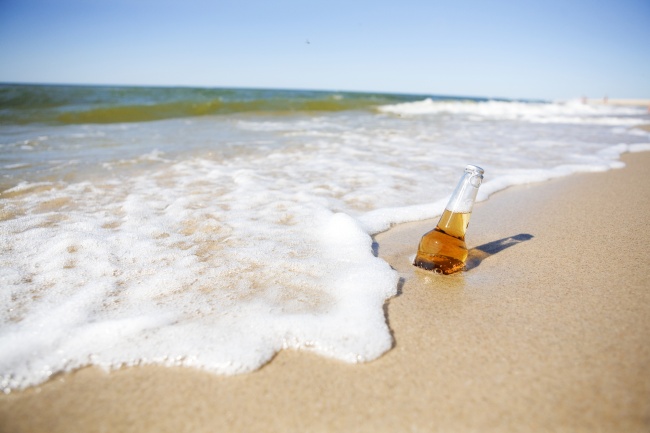 沙滩上的啤酒图片下载