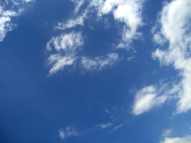 蓝色天空云朵高清图片