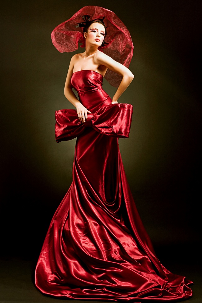 红长裙高贵美女图片