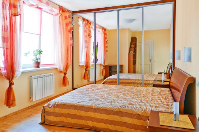 卧室窗帘与玻璃镜装饰图片