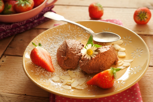 盘里的草莓巧克力甜点图片