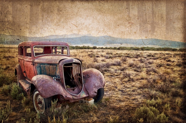 停在野草地上的老式汽车图片