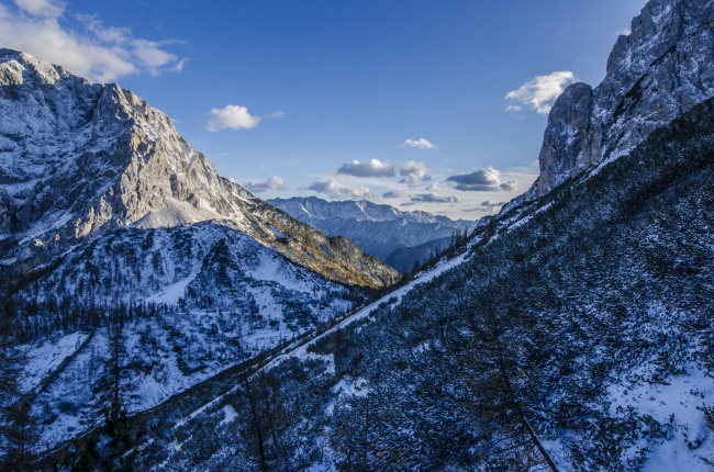 冬季萧条雪山图片