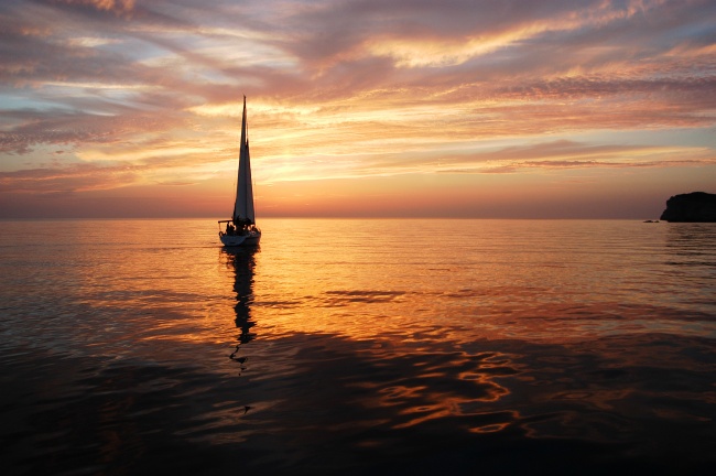 ‘~黄昏大海帆船美景图片  ~’ 的图片