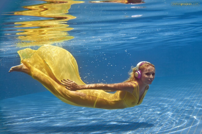 黄色裙装美女水下写真图片