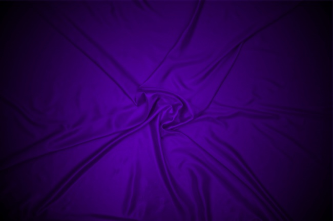 紫色丝绸布料背景图片