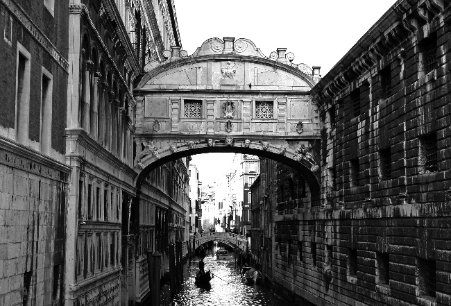 威尼斯叹息桥黑白图片