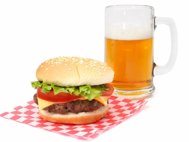 牛肉汉堡和啤酒图片