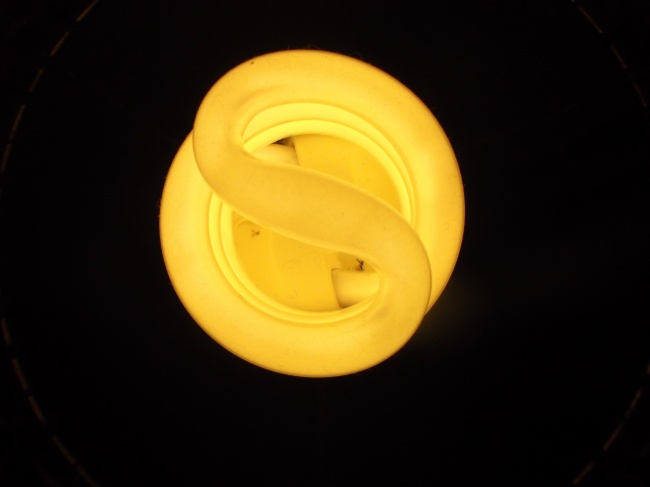 黄色螺旋灯泡图片
