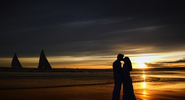 情侣接吻海边图片